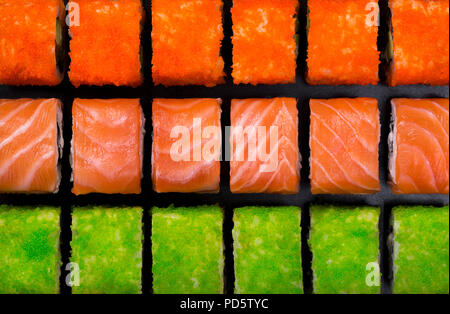 Japanisches sushi Rollen in der Form einer Linie auf schwarzem Hintergrund oben Stockfoto