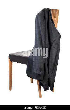 Hohe zurück modern Dining Chair mit Ledersitz, isoliert auf Weiss. Jacke hängen auf der Rückseite. Stockfoto