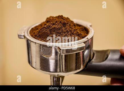 Nahaufnahme von barista Holding portafilter für Espresso Kaffeemaschine. Espresso Zubereitung. Stockfoto