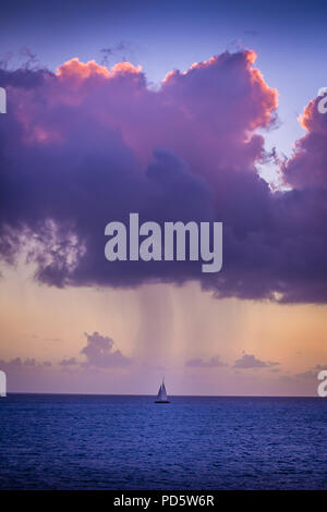 Sturm über ein Segelboot Stockfoto