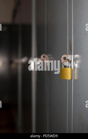 Grau neutral Schließfächer mit Vorhängeschloss Schlösser für Fitnessstudio, Ankleidezimmer, Firma, Schule für Personal Storage Stockfoto