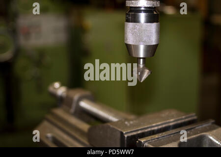 Industrial Workshop mit klassische grüne Bohrmaschine für Metall Handwerk mit austauschbaren Countersink Drill Bit Stockfoto