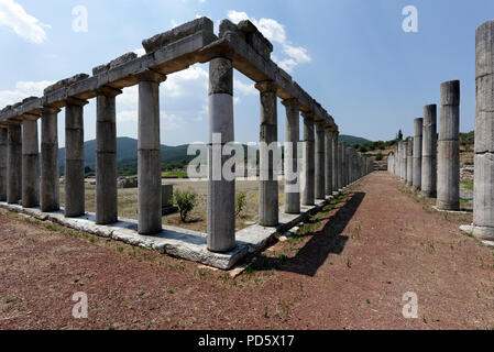 Blick auf die Sporthalle Nord doppel Kolonnade im dorischen Stil, der Teil des Stadion des Antiken Messene. Peloponnes. Griechenland. Der Osten Stockfoto