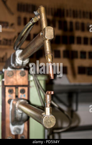 Manuelle Spot Welding Maschine in einem industriellen Metall Stahl Eisen Verarbeitung Werk shop Stockfoto