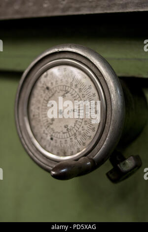 Alten rustikalen klassische grüne Vintage Retro Mühle Maschine Teil barometer Skala Uhr cnc-Position auf Metall Stahl- maschine Stockfoto