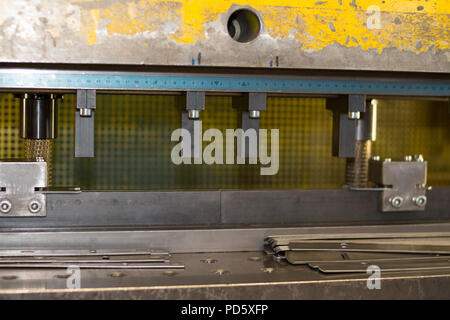 Alten rustikalen gelb Vintage Retro Maschine Teil mechanische Konstruktion drücken Sie für die Blechbearbeitung Stahlverarbeitung starke drücken Sie Stockfoto