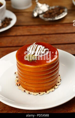 Karamell Kuchen auf Platte Stockfoto