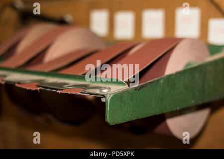 Schleifpapier auf Rollen industrielle Arbeit shop Tools für feine glatte Schleifen von Metall und Holz Stockfoto