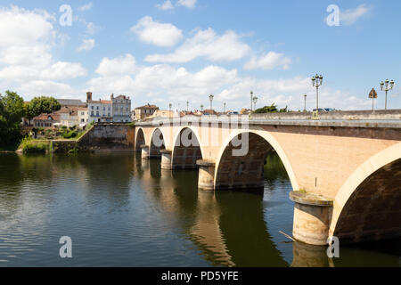 Die alte Brücke über den Fluss Dordogne bei Bergerac, Dordogne, Frankreich Europa an einem sonnigen Sommertag im Juli Stockfoto