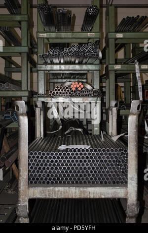 Storage Box Container für Stahl metall Rohre in einem industriellen Eisen verarbeitenden Produktion Werk Stockfoto