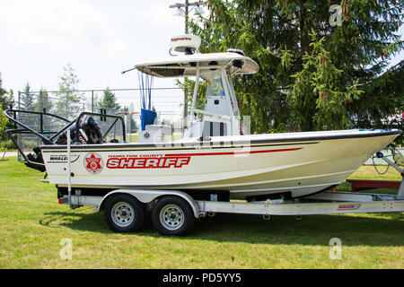 Eine 21 "Gerechtigkeit Modell der Boston Whaler, für die Arbeit der Polizei durch die Hamilton County, NY Sheriff Department sitzen auf einem Anhänger in einem Gras Feld festlegen. Stockfoto