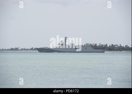 180710-N-TZ 020-0037 Pearl Harbor (10. Juli 2018) der Republik Indonesien Marine geführte Anti-raketen-Fregatte KRI Martadinata (FF-331) fährt Joint Base Pearl Harbor-Hickam zu den - auf See - Phase des Randes des Pazifik (Rimpac) Übung, 10. Juli, 10. Juli 2018 beginnen. 25 Nationen, 46 Schiffe, 5 U-Boote, über 200 Flugzeuge, und 25 000 Personen beteiligen sich an Rimpac vom 27. Juni bis 2. August in und um die hawaiischen Inseln und Südkalifornien. Die weltweit größte internationale maritime Übung RIMPAC bietet eine einzigartige Ausbildung während der Förderung und Erhaltung der Koopera Stockfoto