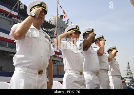 180711-N-TB 177-1031 MANAMA, Bahrain (11 Juli 2018) Offiziere salute bei einem Befehl Zeremonie für die Rächer-Klasse meine Gegenmaßnahmen Schiff USS Gladiator (MCM 11) Naval Support Activity Bahrain, 11. Juli 2018. Gladiator ist, nach vorn auf die US-Flotte 5 Bereich der Maßnahmen zur Unterstützung der Marine im Einsatz für die Stabilität und Sicherheit in der Region zu gewährleisten und verbindet das Mittelmeer und den Pazifischen Raum durch den westlichen Indischen Ozean und drei strategischen Punkten ersticken. (U.S. Marine Foto von Mass Communication Specialist 2. Klasse Kevin J. Steinberg/Freigegeben). () Stockfoto