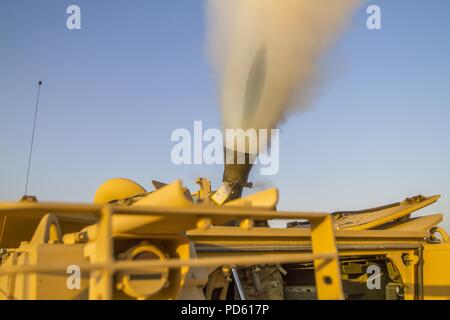 Die Konzernzentrale, 1.BATAILLON, also 155 Infanterie Regiment, 155 gepanzerte Brigade Combat Team, Mississippi Army National Guard führt ein Mörtel live Fire Training übung an einer Strecke in der Nähe von Camp Buehring, Kuwait, am Aug 5, 2018, 5. August 2018. (U.S. Army National Guard Foto Illustration von SPC. Jovi Prevot). () Stockfoto