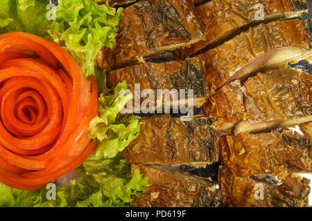 In Scheiben geschnitten Hering auf einer Platte mit Kräutern. Stockfoto