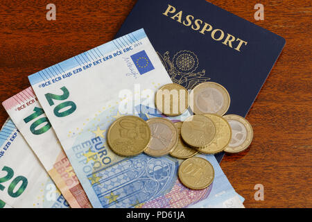 Reisepass mit Euro auf der Oberseite Stockfoto