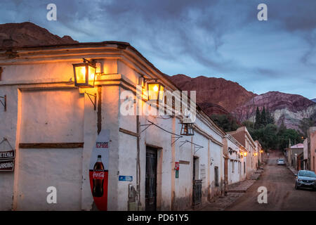 Purmamarca Stadt bei Nacht mit dem Berg der sieben Farben (Cerro de Los Siete colores) auf Hintergrund - Purmamarca, Jujuy, Argentinien Stockfoto