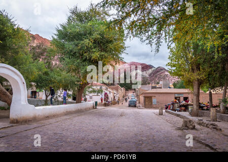 Purmamarca Stadt mit dem Berg der sieben Farben (Cerro de Los Siete colores) auf Hintergrund - Purmamarca, Jujuy, Argentinien Stockfoto