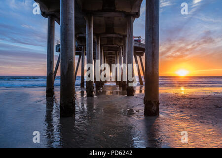 Huntington Beach Pier bei Sonnenuntergang Stockfoto