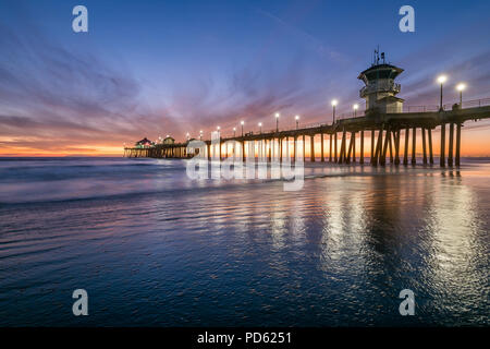 Huntington Beach Pier bei Sonnenuntergang Stockfoto