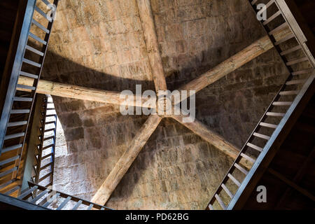 Blick auf die Rippe Gewölbe Decke innerhalb des donjon Turm der mittelalterlichen Burg von Sabugal, Portugal Stockfoto