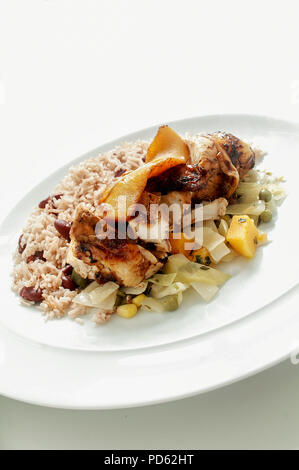 Jamaican jerk chicken mit Erbsen Reis und Kohl Stockfoto