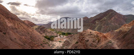 Panoramablick auf die Berge und die Landschaft von purmamarca - Purmamarca, Jujuy, Argentinien Stockfoto