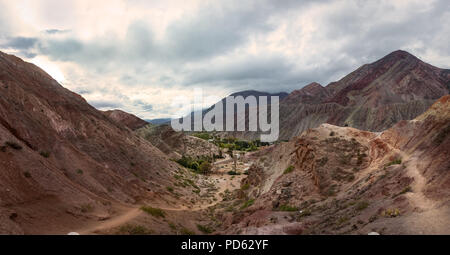 Panoramablick auf die Berge und die Landschaft von purmamarca - Purmamarca, Jujuy, Argentinien Stockfoto