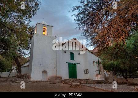 Purmamarca Kirche bei Nacht - Purmamarca, Jujuy, Argentinien Stockfoto