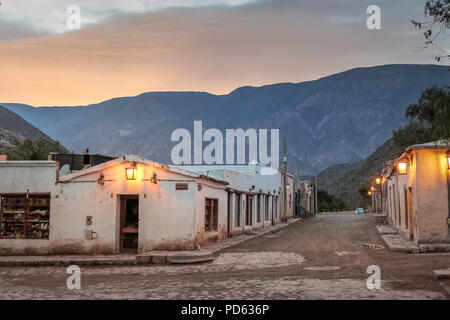 Purmamarca Stadt bei Nacht - Purmamarca, Jujuy, Argentinien Stockfoto