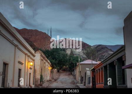 Purmamarca Stadt bei Nacht mit dem Berg der sieben Farben (Cerro de Los Siete colores) auf Hintergrund - Purmamarca, Jujuy, Argentinien Stockfoto