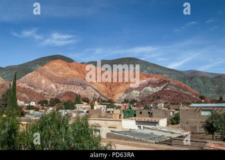 Berg der sieben Farben (Cerro de Los Siete colores) in Purmamarca Stadt - Purmamarca, Jujuy, Argentinien Stockfoto