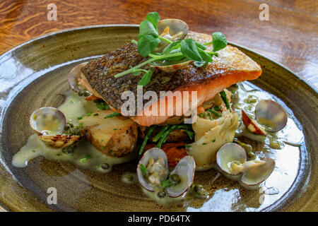 Vergoldete Lachssteak Essen Stockfoto