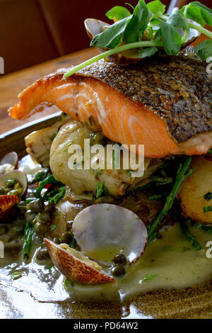 Vergoldete Lachssteak Essen Stockfoto