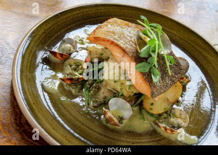 Vergoldete Lachssteak Essen Stockfoto