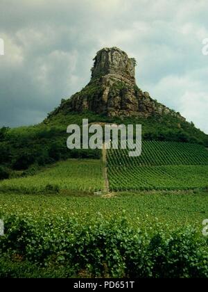 Der Felsen von Solutré im Maconnais Region im Burgund, steigende über die Weinberge von pouilly-fuisse. Stockfoto