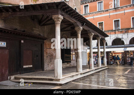 Spalten vor der Kirche des Hl. Jakobus von Rialto Stockfoto