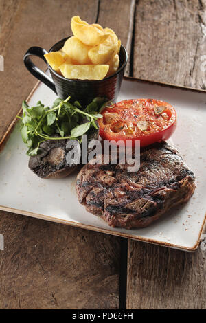 Vergoldete Rib Eye Steak zum Abendessen Stockfoto