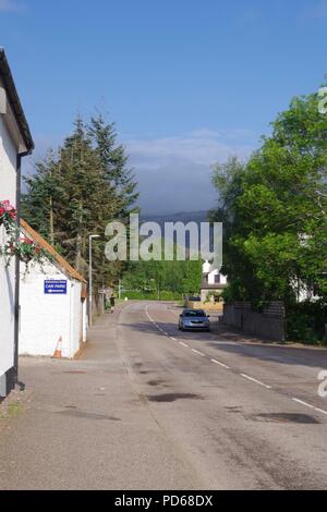 Kinlochewe Hotel an einem schönen Sommertag. Wester Ross, Schottland, Großbritannien. Stockfoto