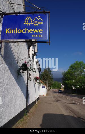 Kinlochewe Hotel an einem schönen Sommertag. Wester Ross, Schottland, Großbritannien. Stockfoto