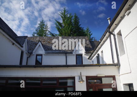 Kinlochewe Hotel an einem schönen Sommertag. Wester Ross, Schottland, Großbritannien. Stockfoto