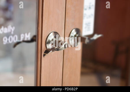 Türgriffe aus Metall auf Holz Türen, Foto Stockfoto