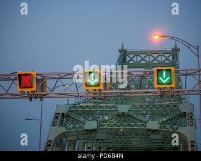 Rotes Licht verboten, auf der Straße und grünes Licht ok zirkulieren zu reisen. Auf einer Brücke, Montreal, Kanada. Stockfoto