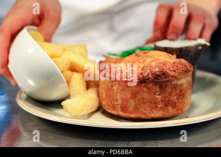 Vergoldete Steak pie und Chips Abendessen Stockfoto