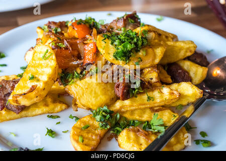 Gebratene Kartoffeln und Fleisch, Ojakhuri - Traditionelle georgische Essen. Stockfoto