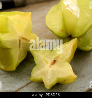 Zubereitung frischer Sternfrucht Stockfoto