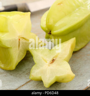 Zubereitung frischer Sternfrucht Stockfoto