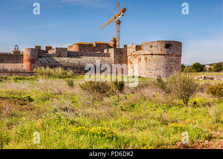 Ein Kran Türme über Fort de Salses, Salses-le-Chateau, Languedoc-Roussillon, Pyrenees-Orientales, Frankreich. Stockfoto