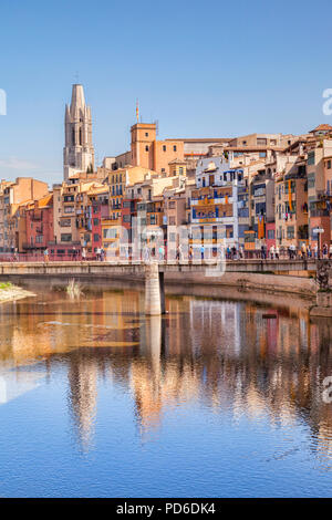 Mittelalterliche Häuser am Ufer des Flusses Onyar, und der Pont de Sant Agusti, und der Glockenturm von Sant Feliu Stiftskirche, Girona, Katalonien... Stockfoto