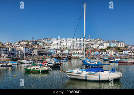 23. Mai 2018: Brixham, Devon, Großbritannien - Der Hafen mit der Replik Golden Hind an einem schönen Frühlingstag mit klaren blauen Himmel. Stockfoto
